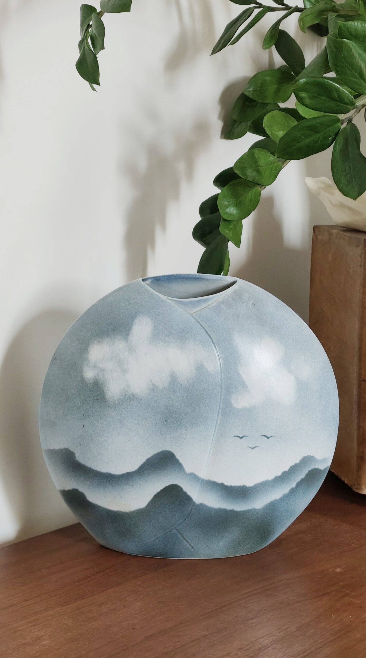 Large Virebent lenticular vase – Mountain sky design