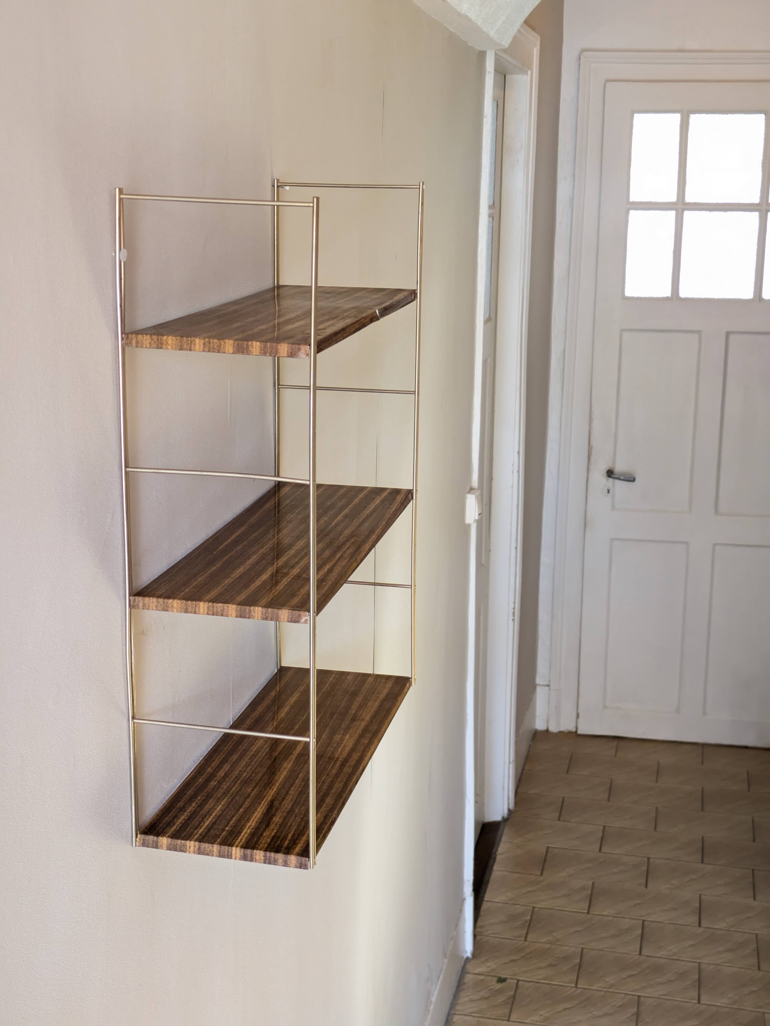 Golden wire shelf in metal with a wood effect.