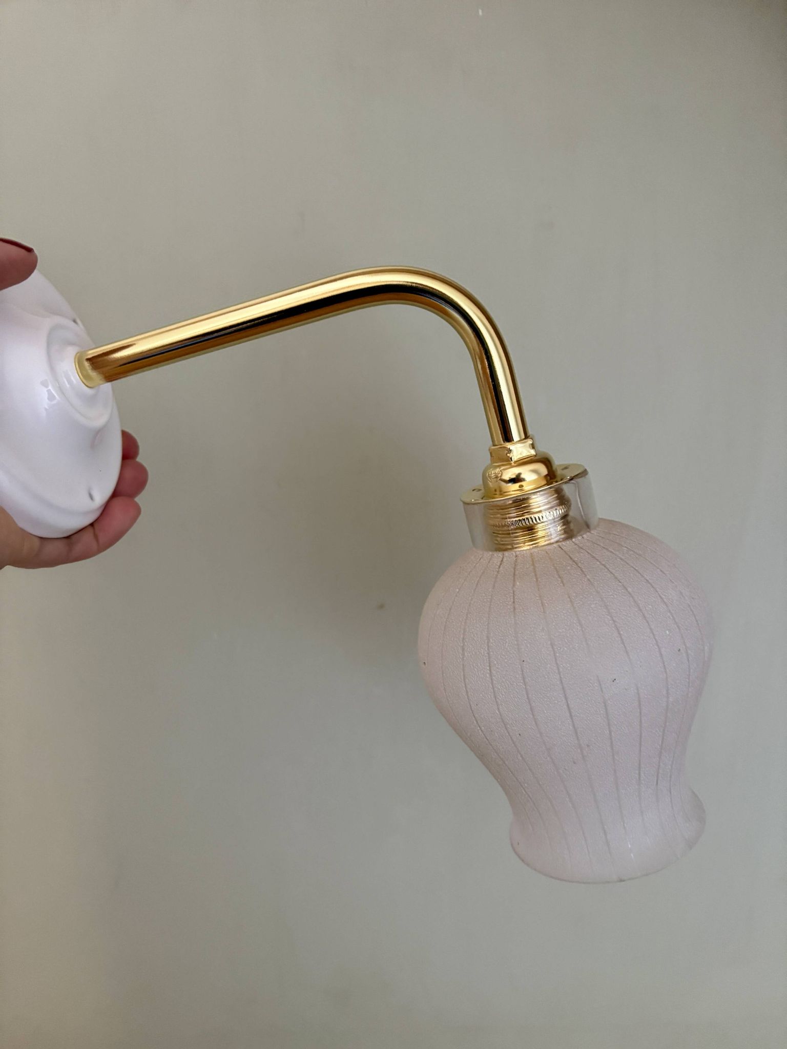 Applique coudée tulipe vintage en verre granité blanc