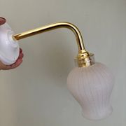 Applique coudée tulipe vintage en verre granité blanc