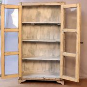 Ancienne vitrine en teck birman patine blanché-écrue