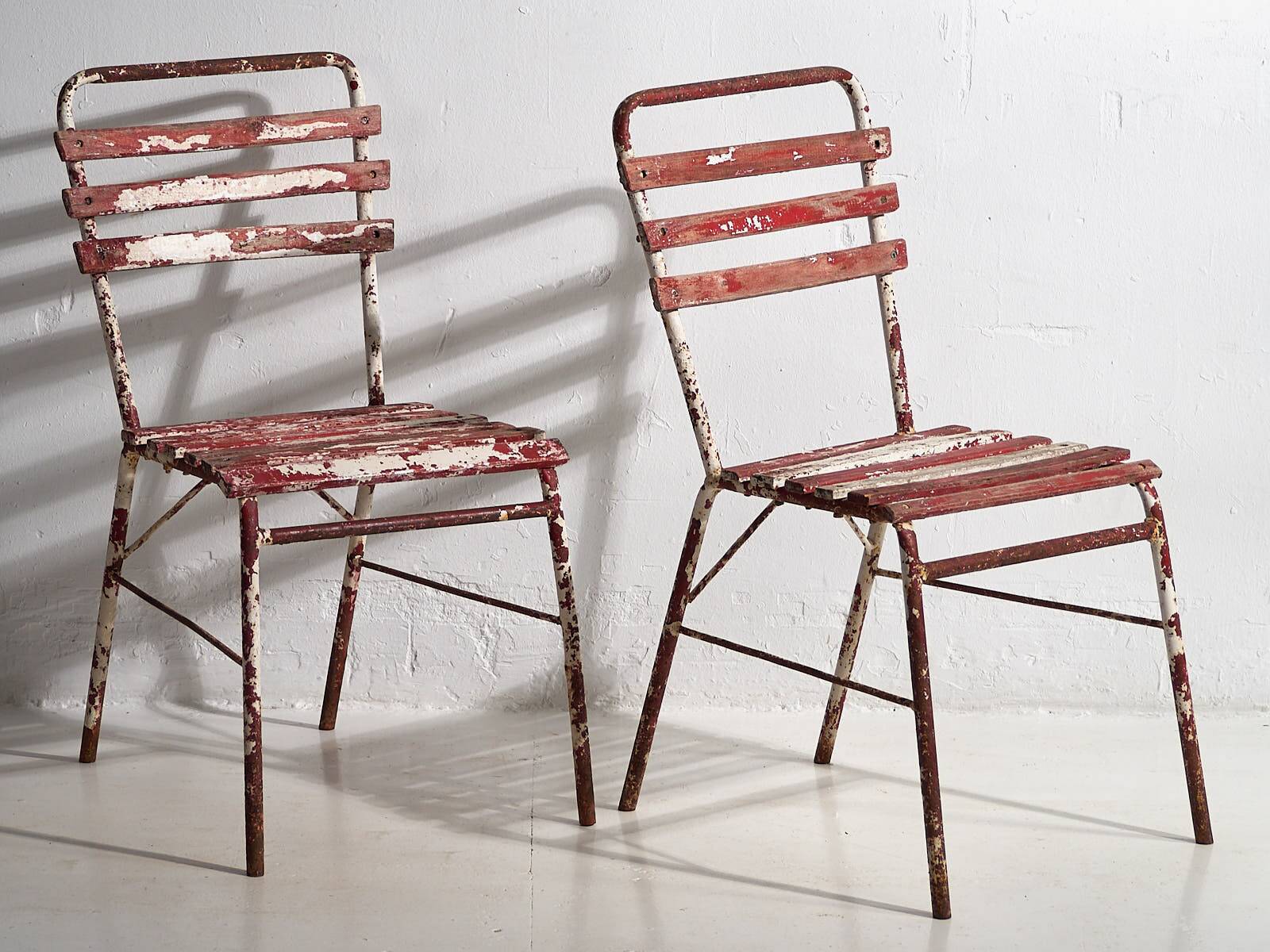 Antique red and white patio chairs (circa 1920). Set of 4 pieces