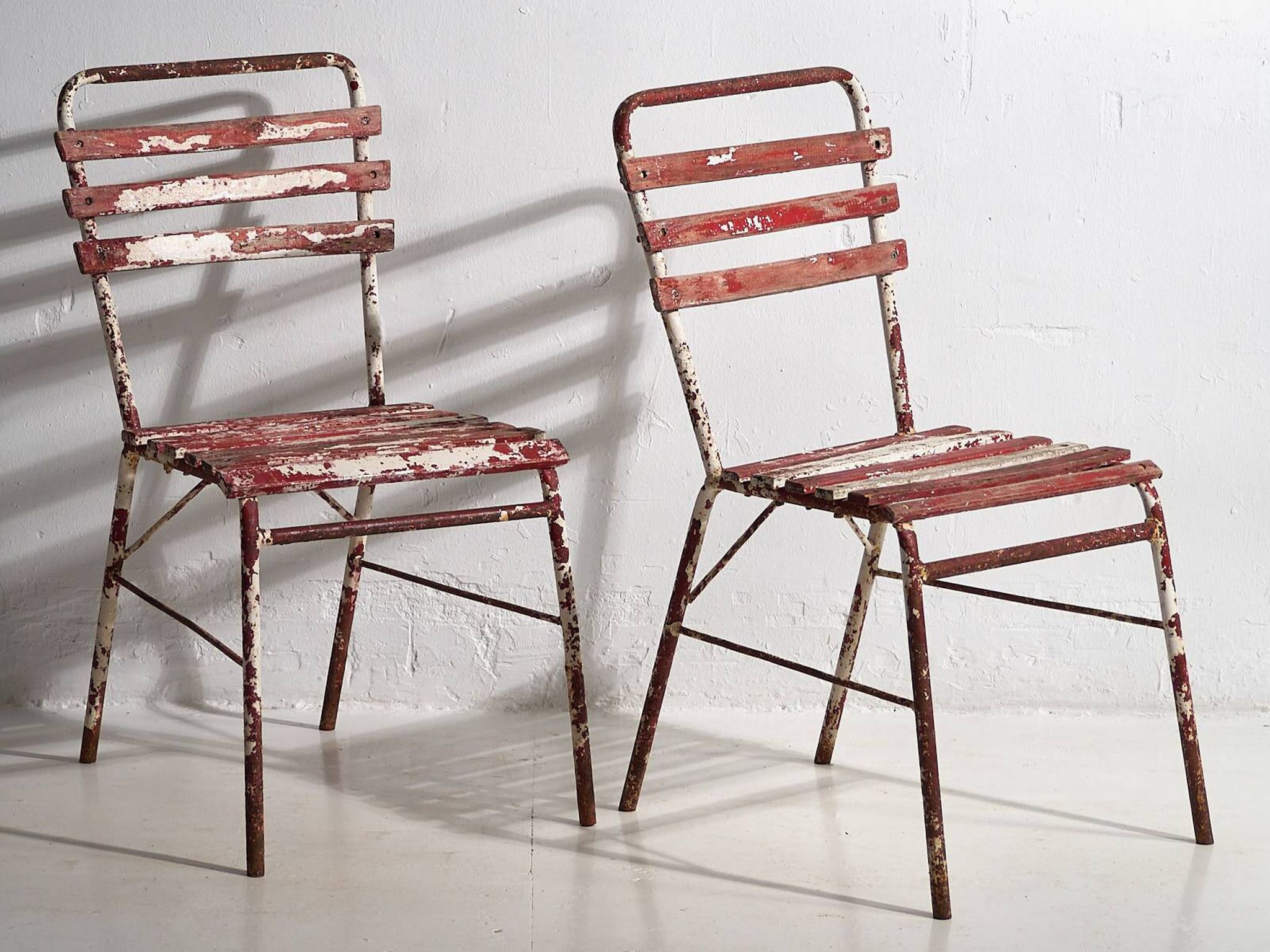 Anciennes chaises de terrasse rouges et blanches (vers 1920). Ensemble de 4 pièces