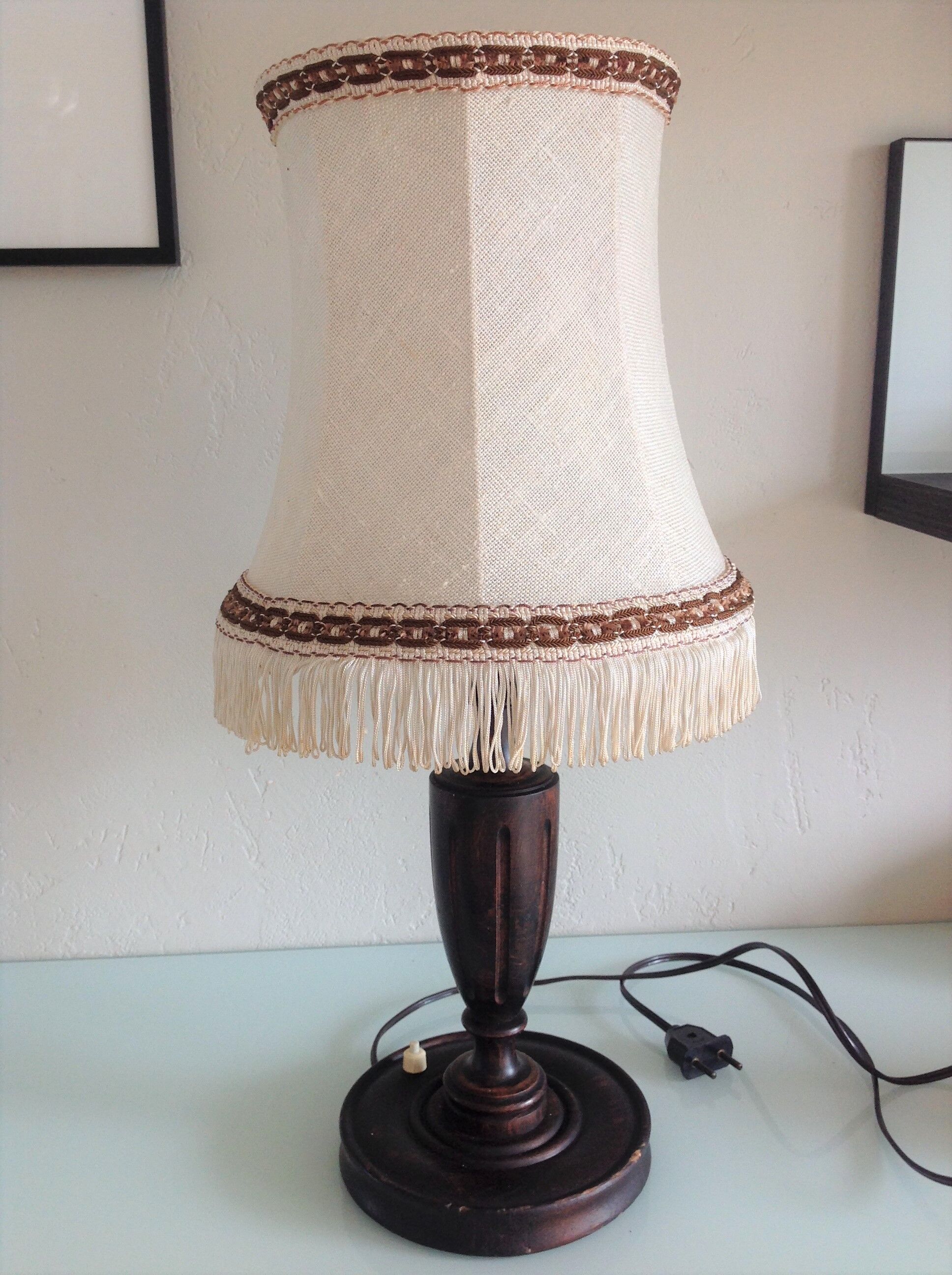 Lampe en bois tourné et abat en tissu beige style art déco / années 40-50