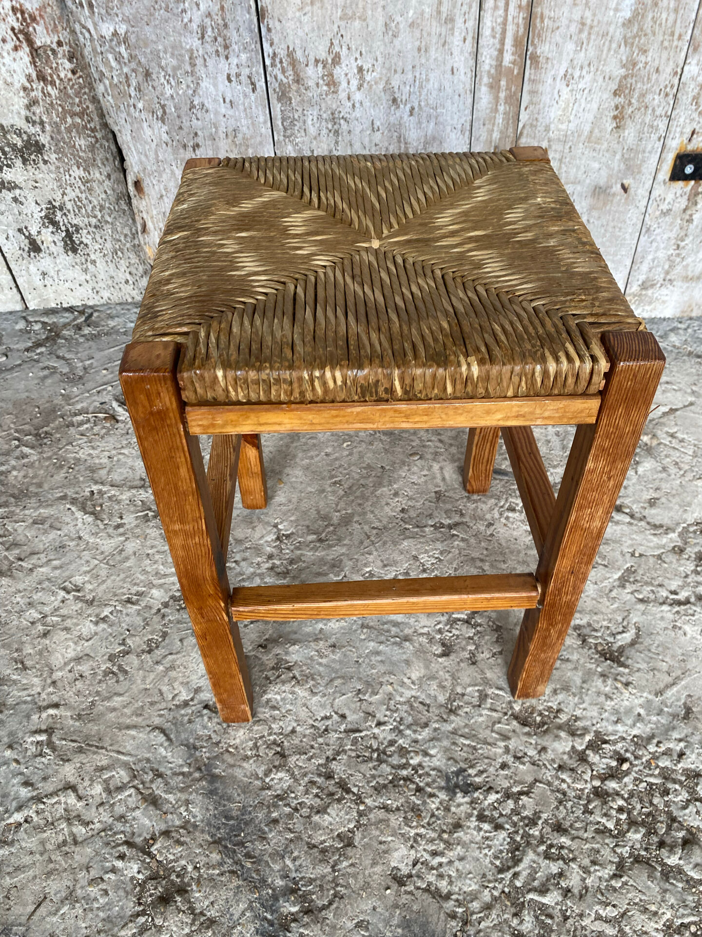 Tabouret ancien en bois sculpté et paille