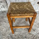 Tabouret ancien en bois sculpté et paille