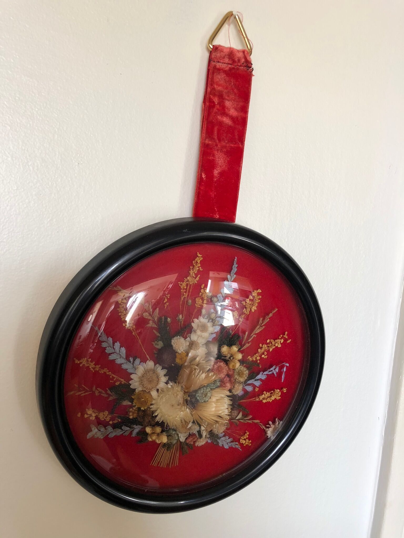 Medallion frame dried flowers velvet knot