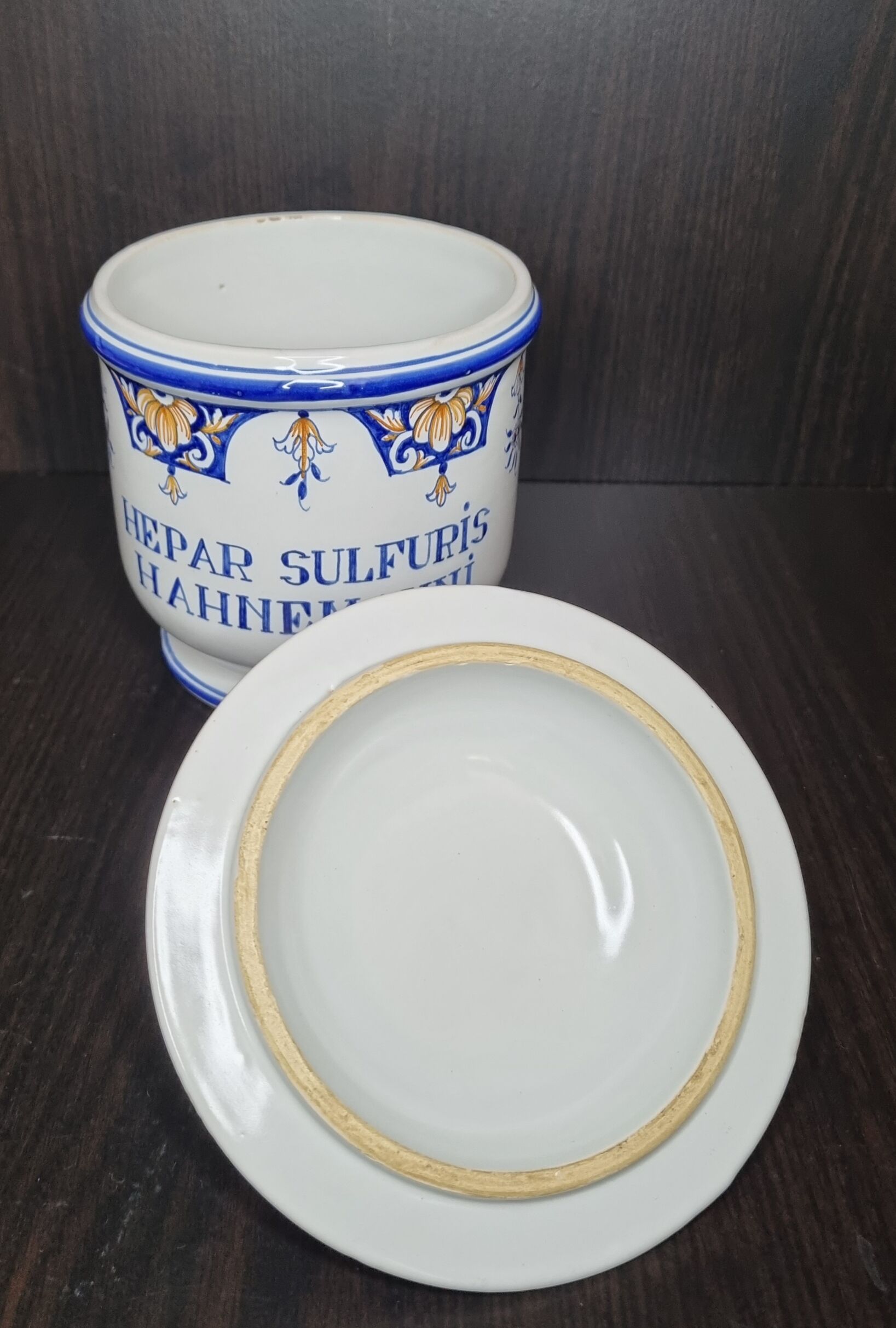 Pharmacy pot in Malicorne earthenware