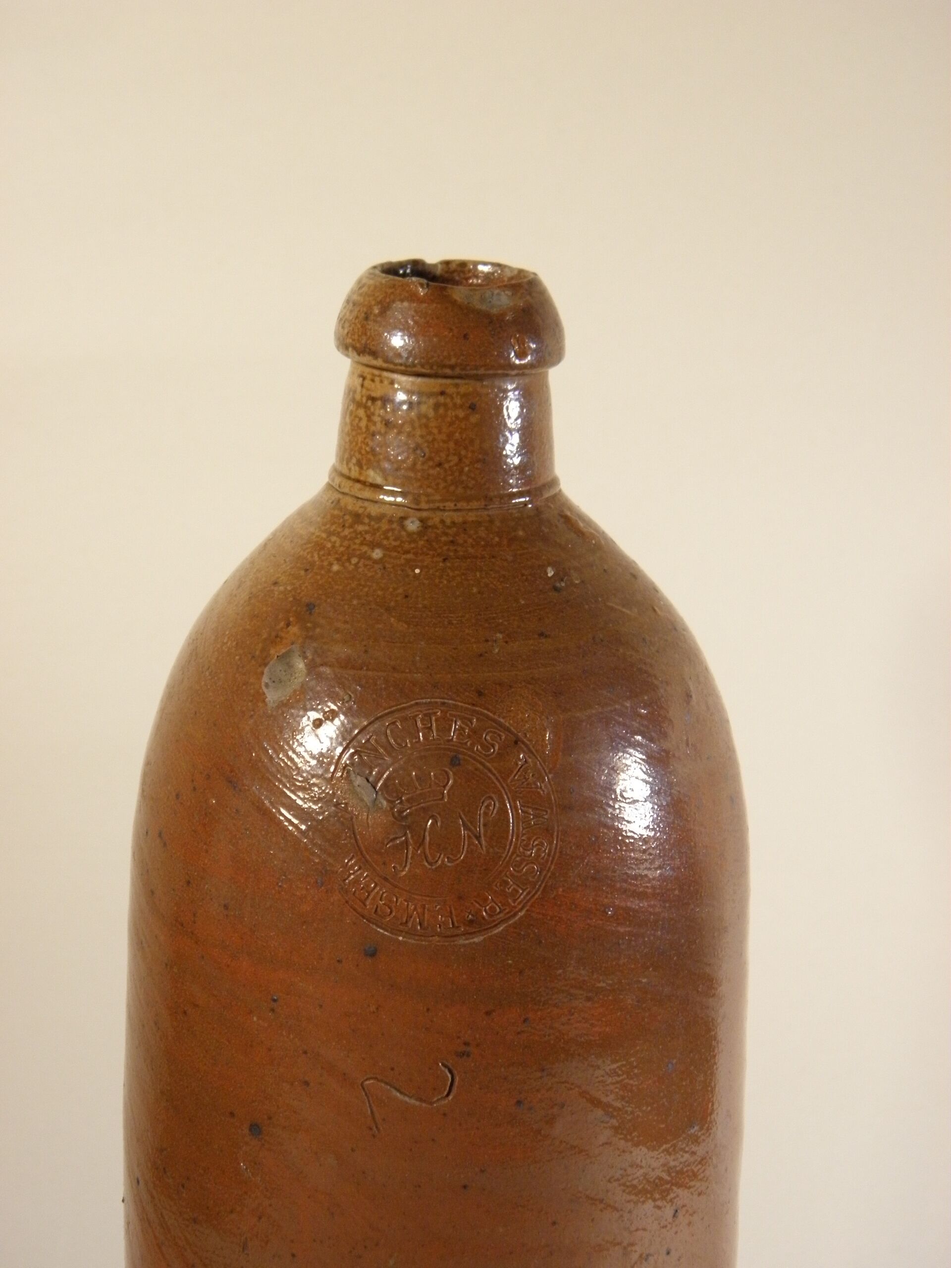 Oil bottle in sandstone 29 cm