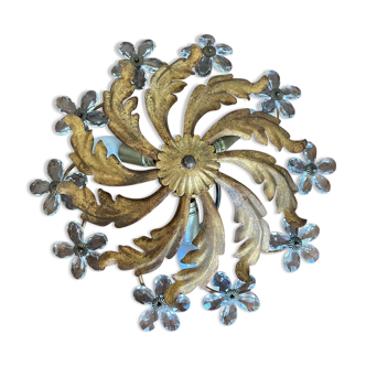 Plafonnier en métal doré à décor de fleurs et feuillage
