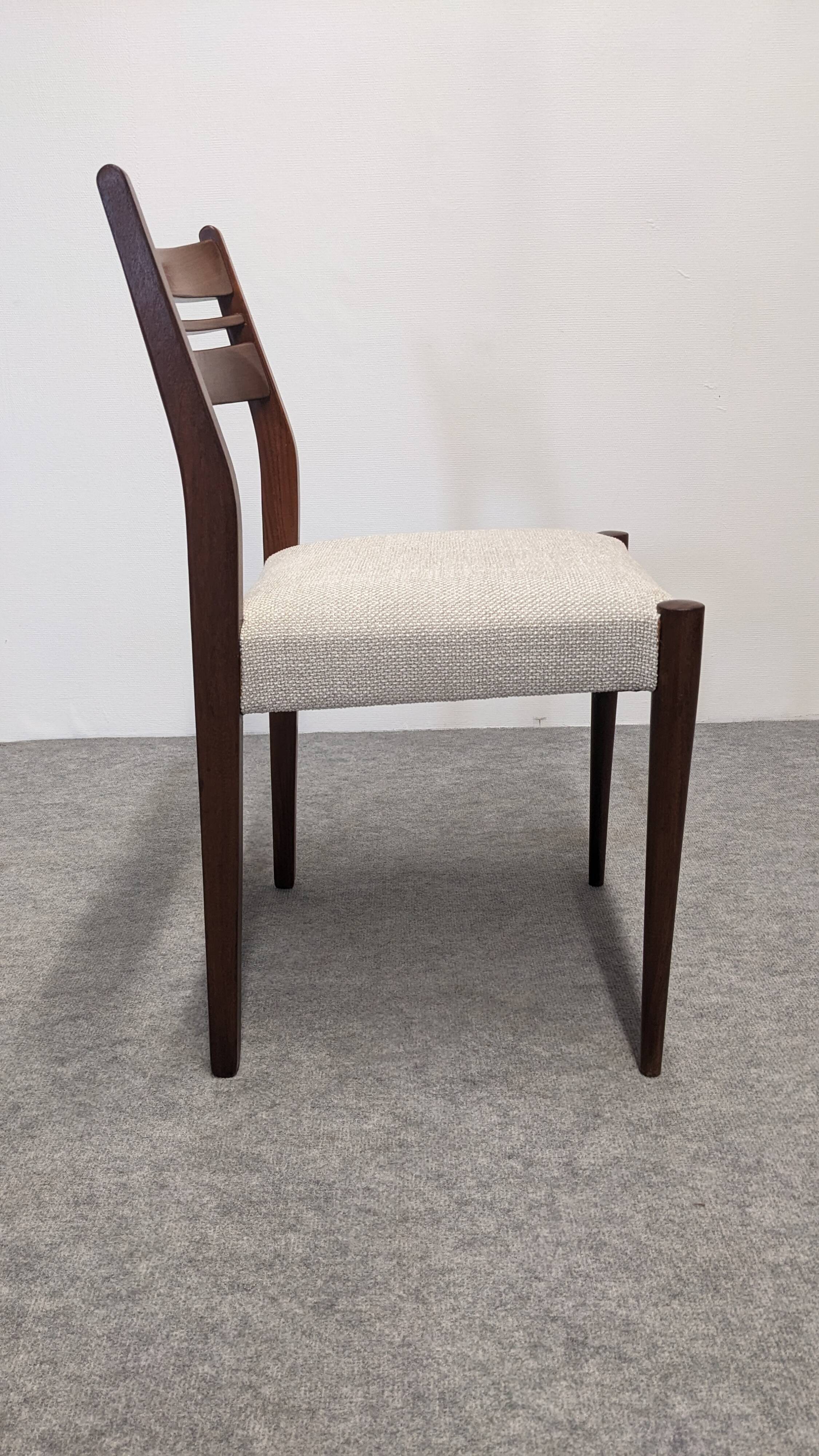 Série de 4 chaises de style scandinave en teck, France vers 1970