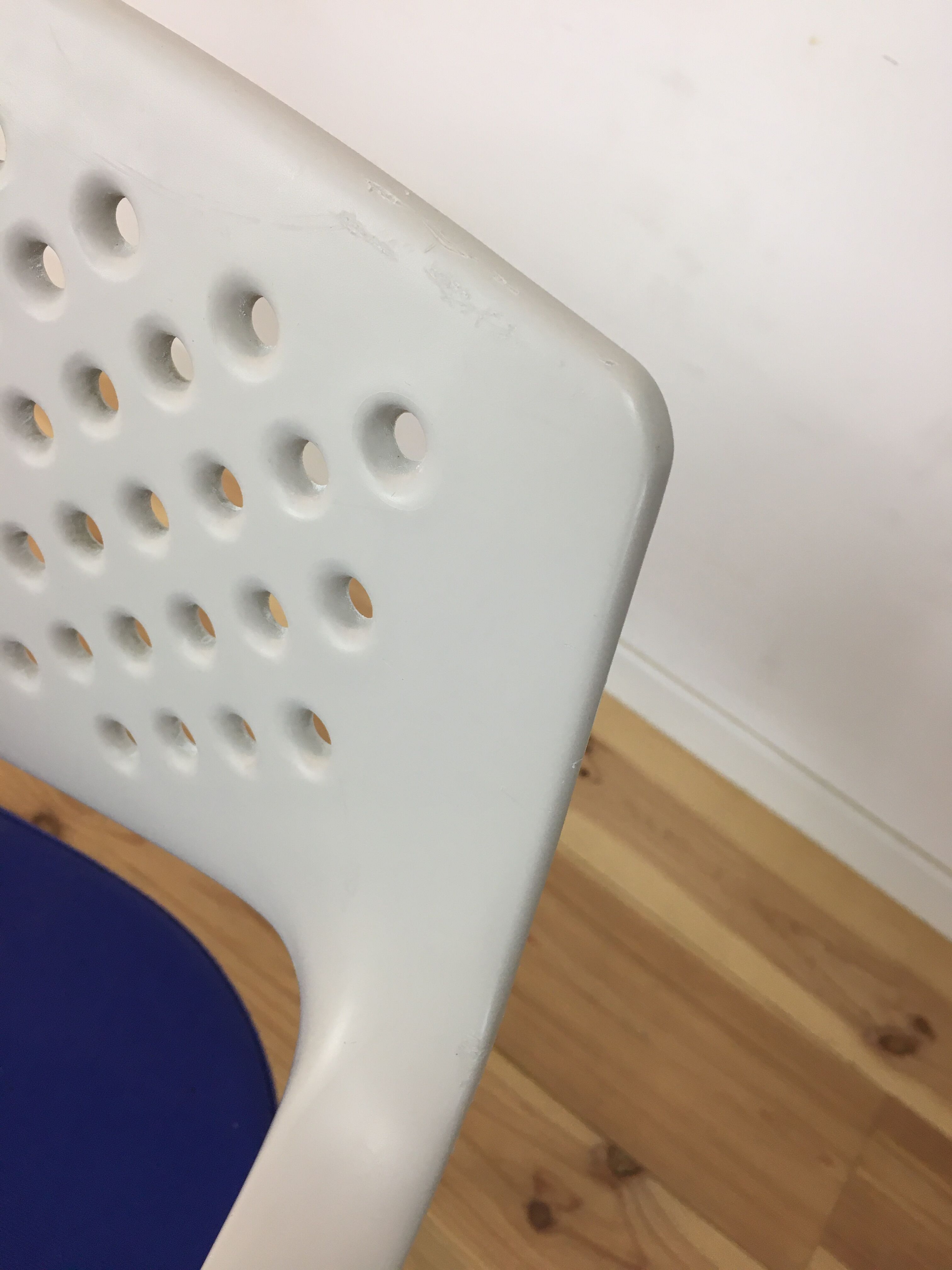 Chaise Vitra blanche et bleue