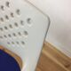 Chaise Vitra blanche et bleue