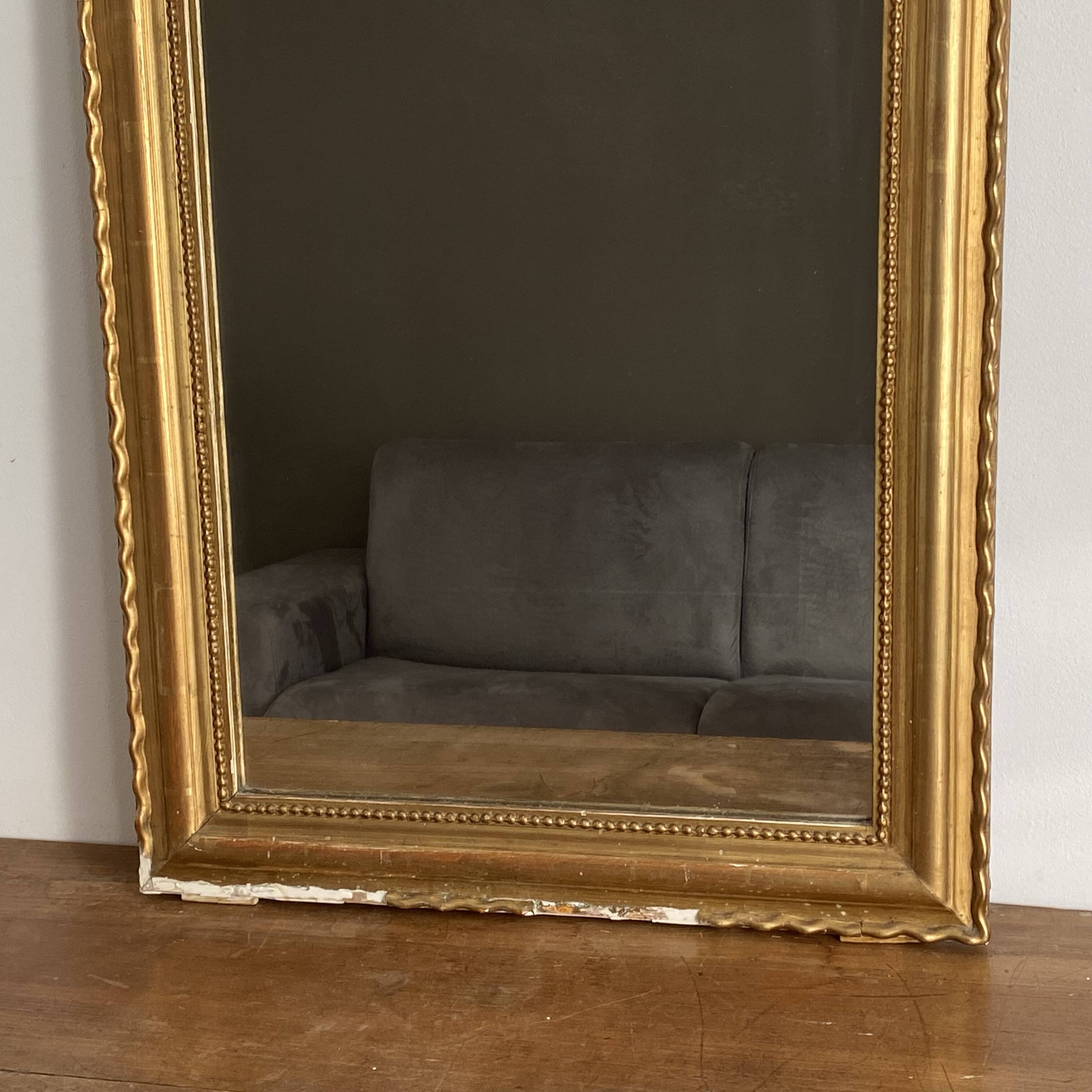 Louis Philippe mirror from the late 19th century. Gilded. 86x62.