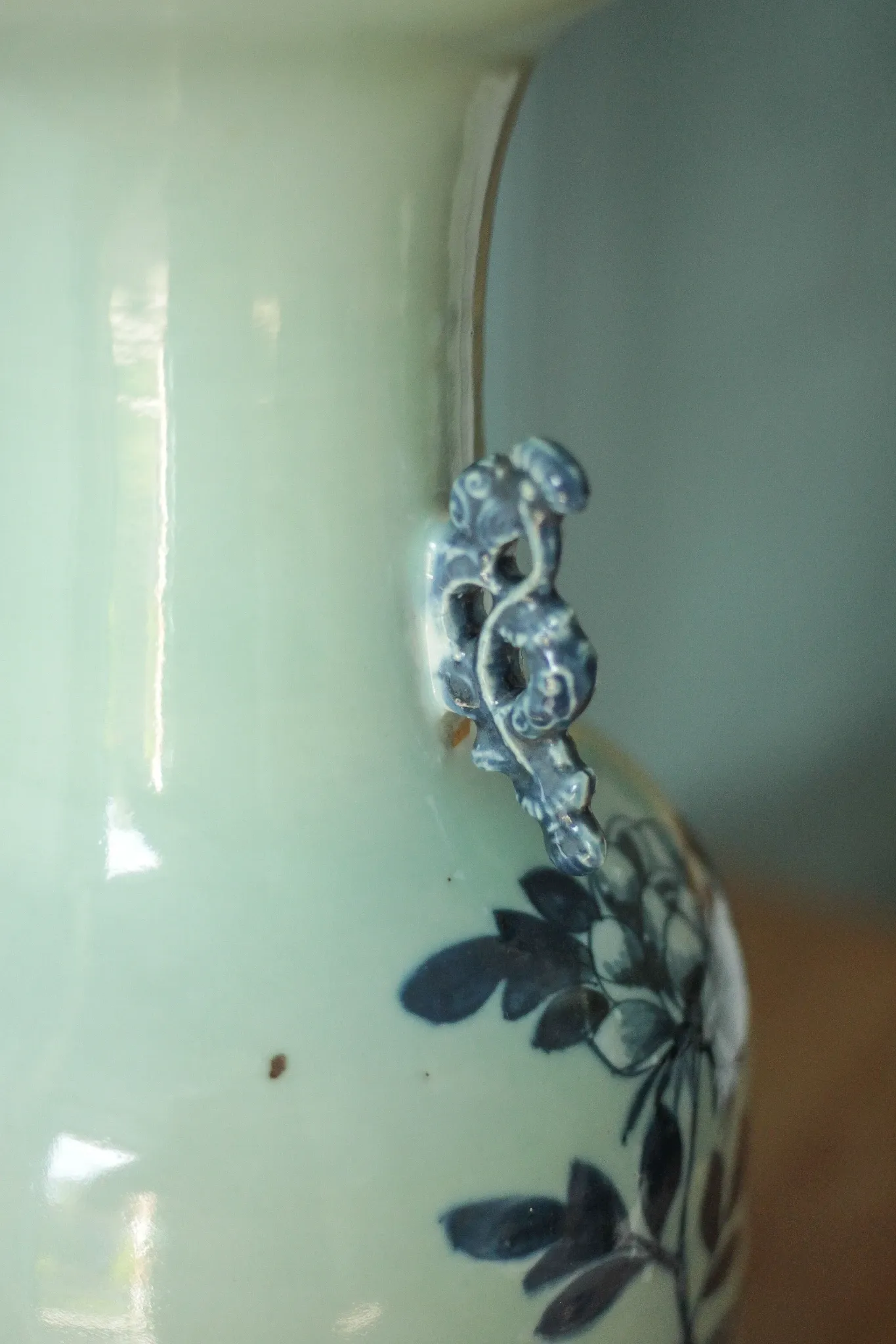 Large Chinese baluster vase in porcelain with bird and flower decoration.