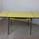 Table et chaises en formica jaune