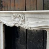 Impressionnante cheminée de style Louis XV en marbre de Carrare vers 1880