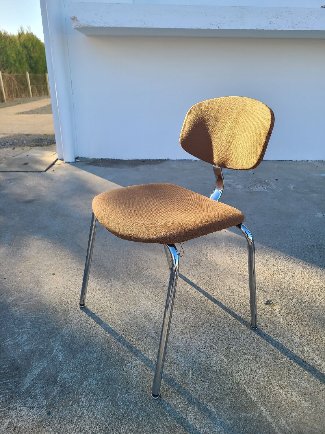 Chaise vintage stafor vers 1980