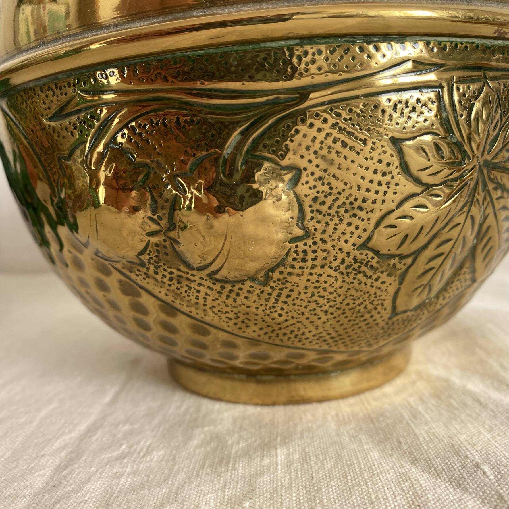 Brass cache pot Villedieu with chestnut decoration