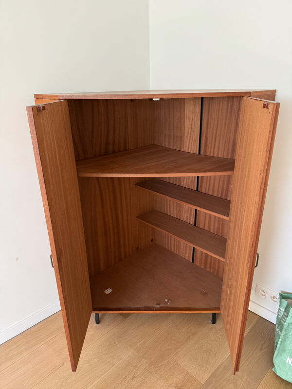 Meuble de coin / Corner cabinet