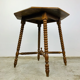 Table sculptée en bois antique à 8 côtés