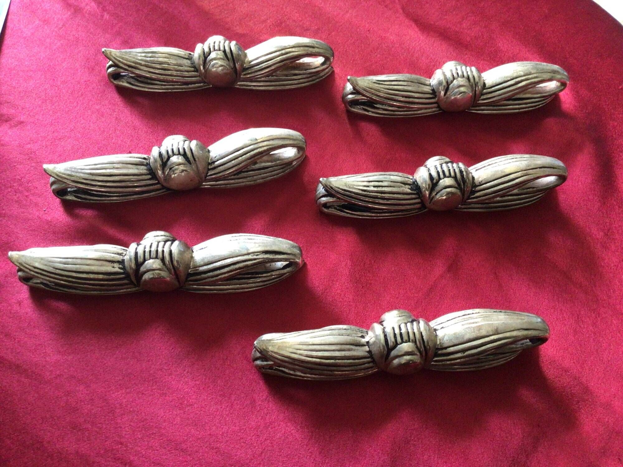 Knife holder with bow pattern