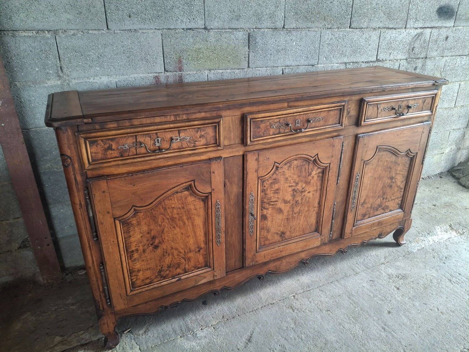 Grand buffet bas Louis XV chêne massif & loupe, quincaillerie fer forgé XVI