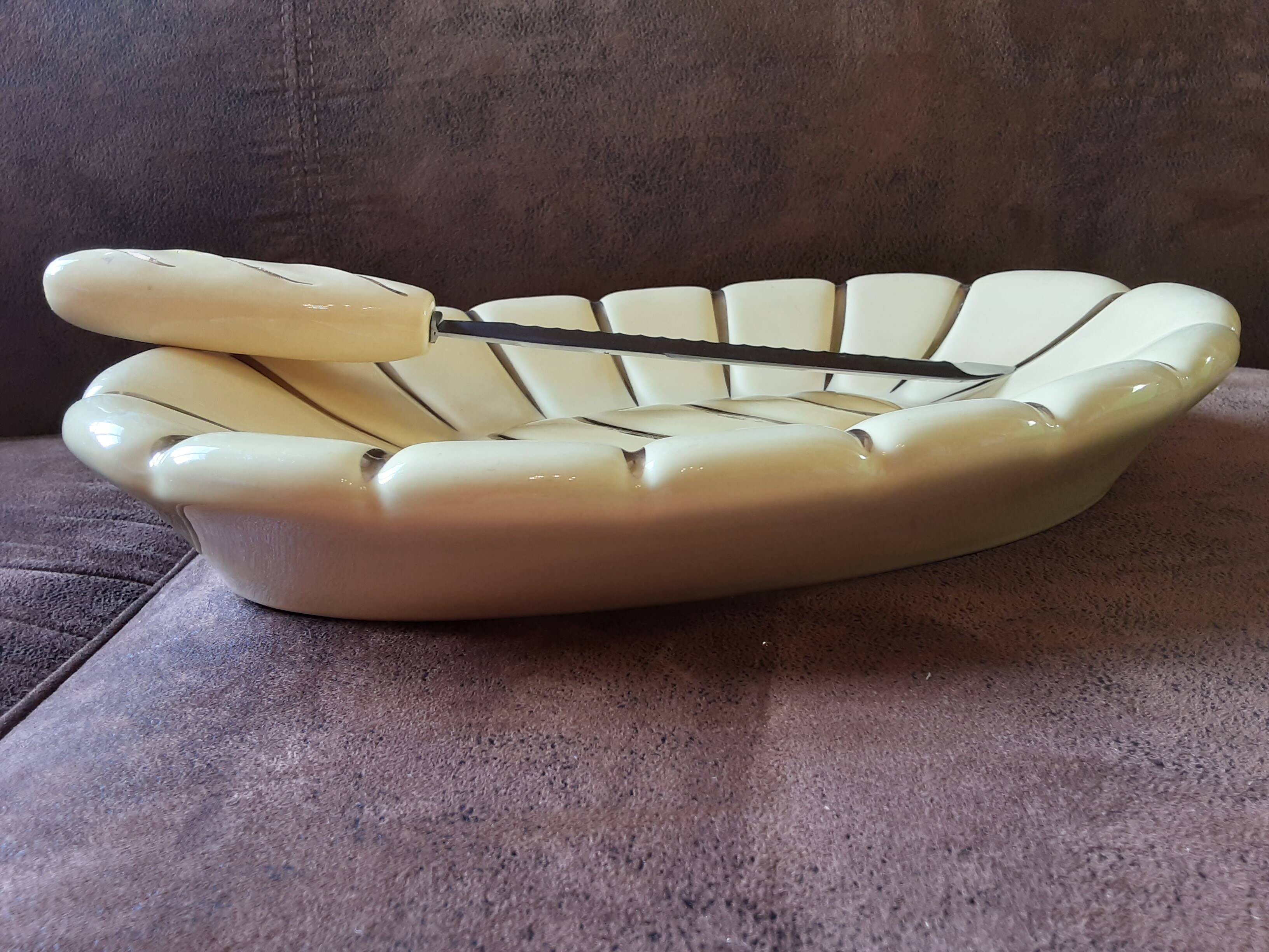 Bread basket and knife