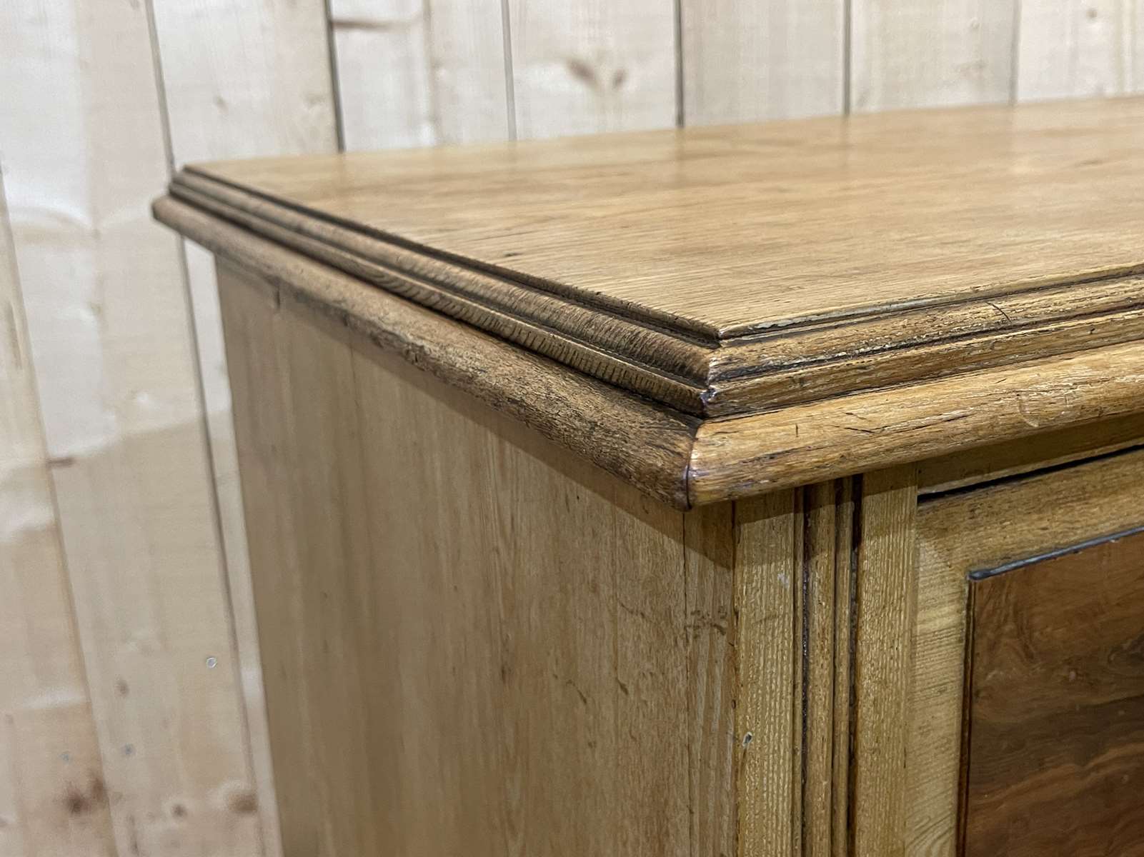 English chest of drawers in frene and nineteenth yew magnifying glass