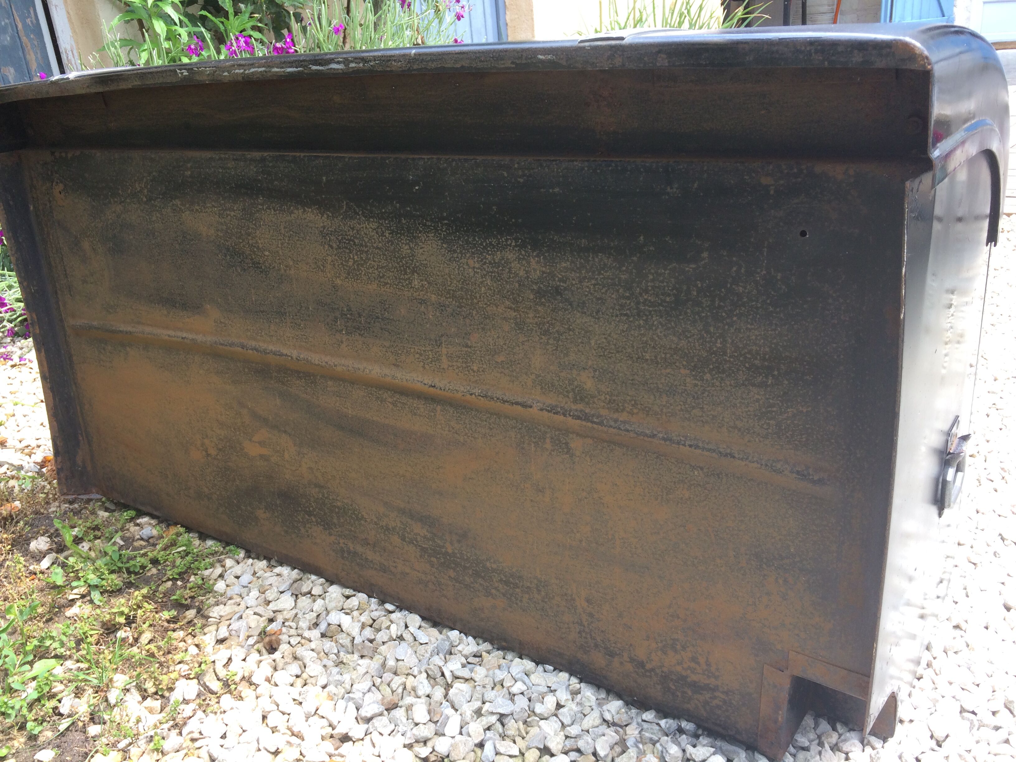 Old car back trunk most certainly from the 1930s