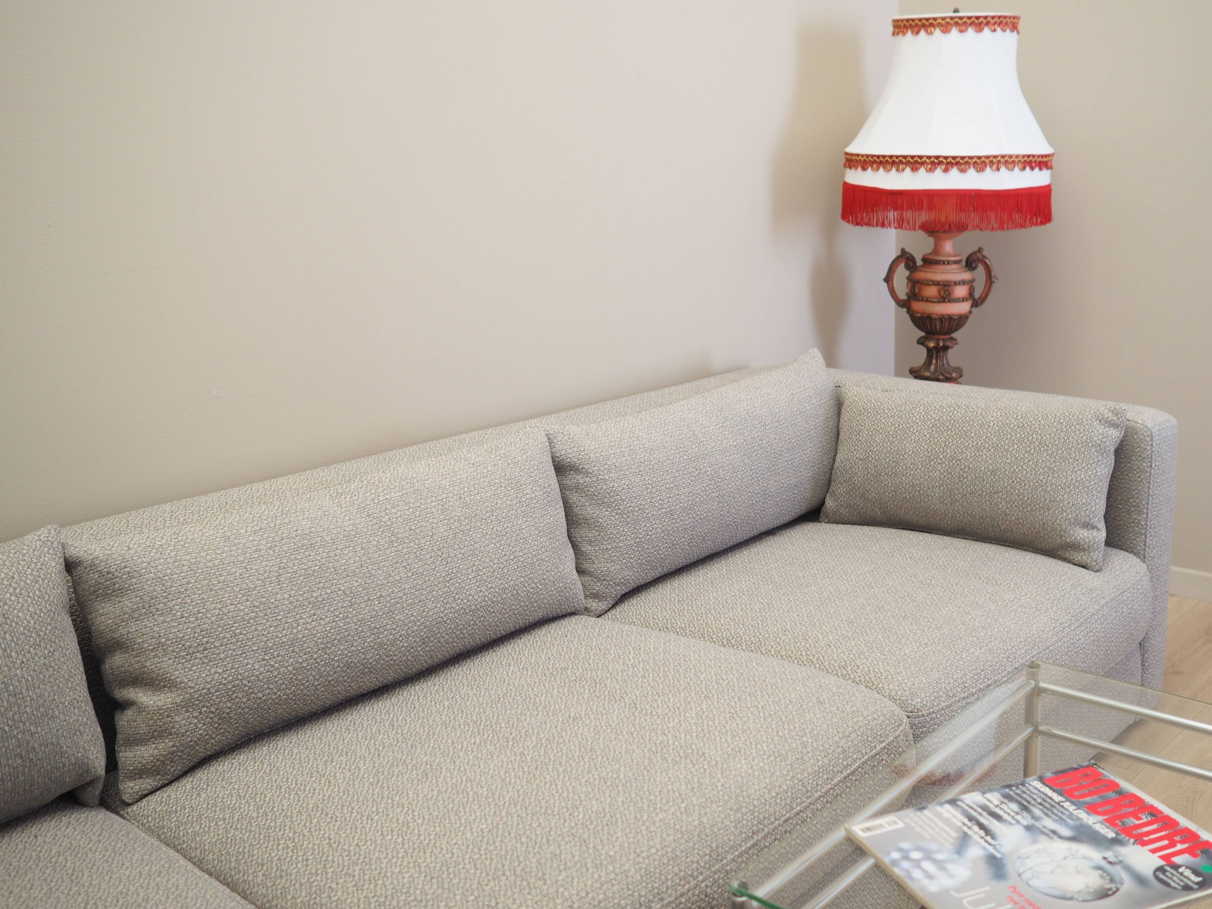 Canapé d'angle gris, design scandinave, années 00