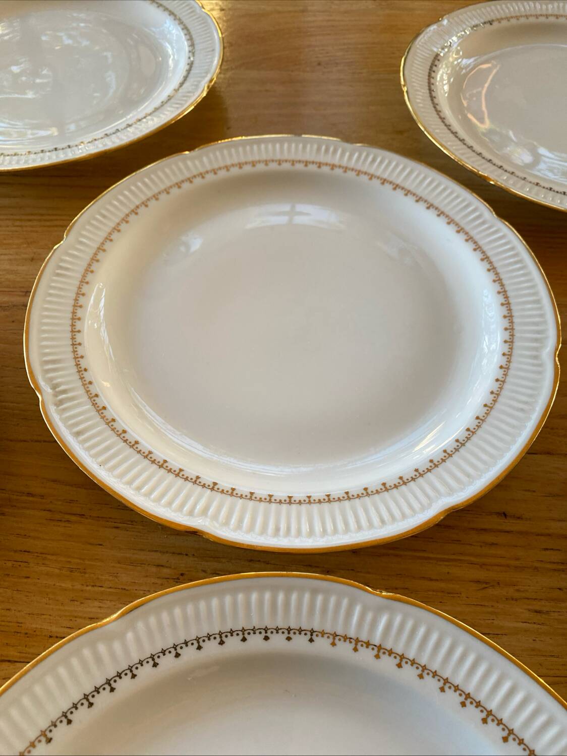 6 fine porcelain dinner plates with gold frieze