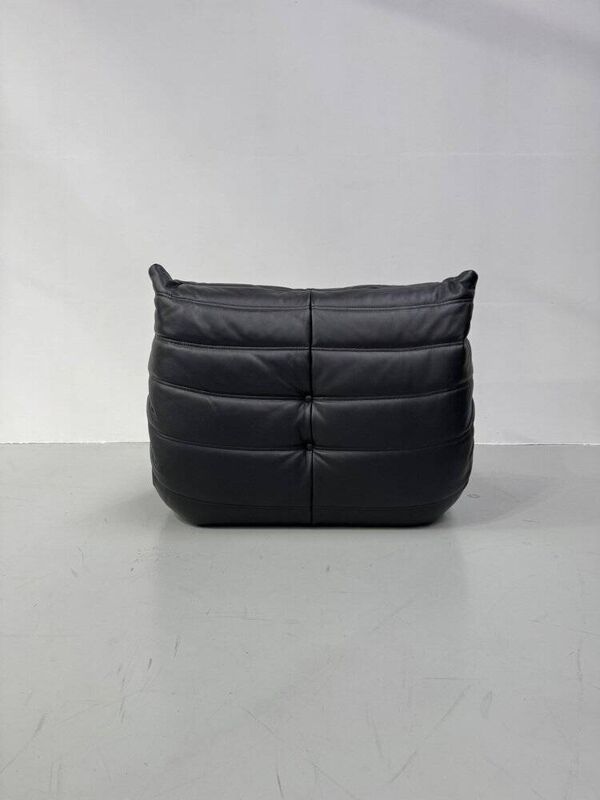 Fauteuil lounge français Togo en cuir noir par Michel Ducaroy pour Ligne Roset, années 1970.
