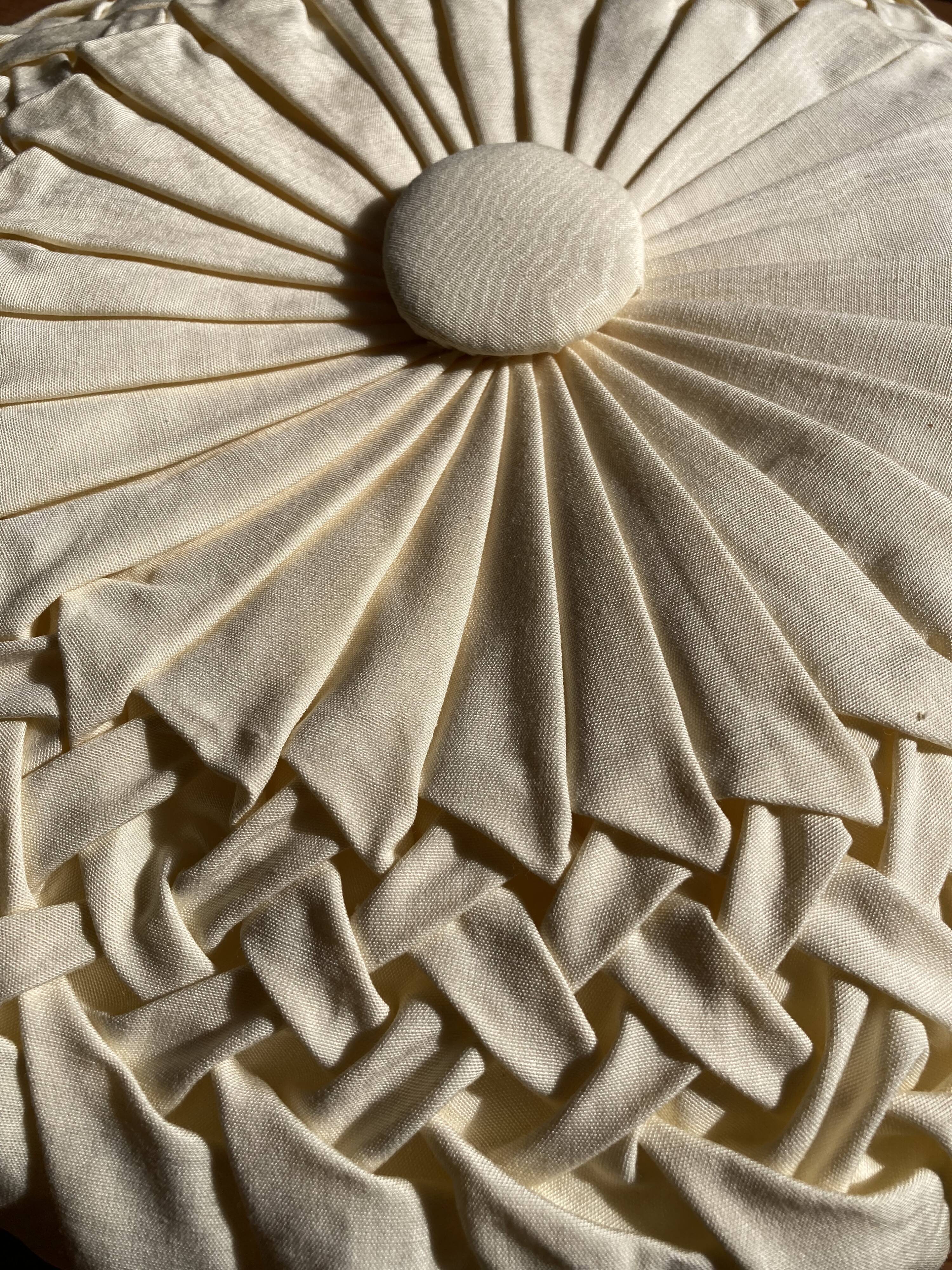 Round yoga cushion made of off-white fabric