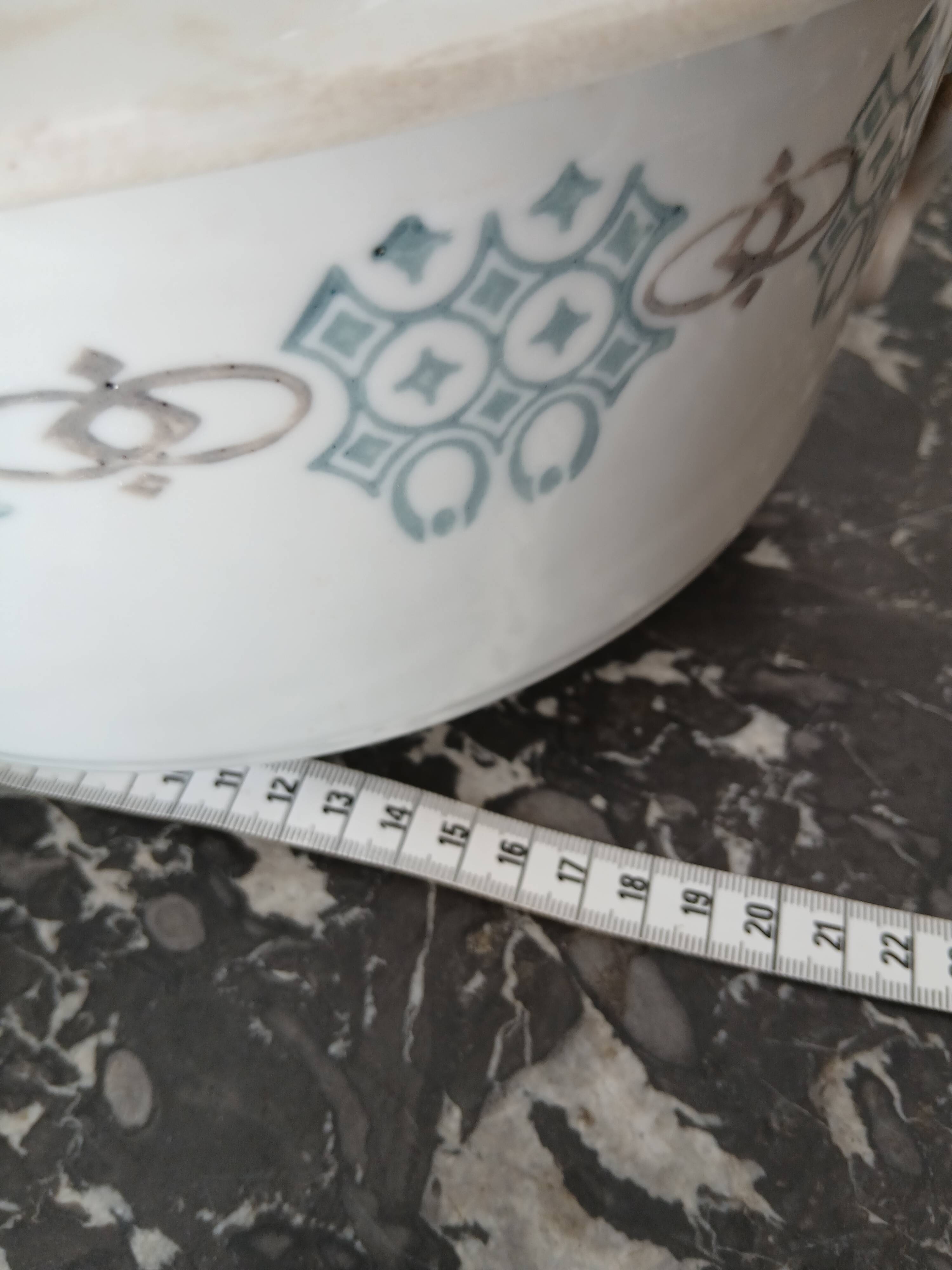 Soup tureen, vegetable dish