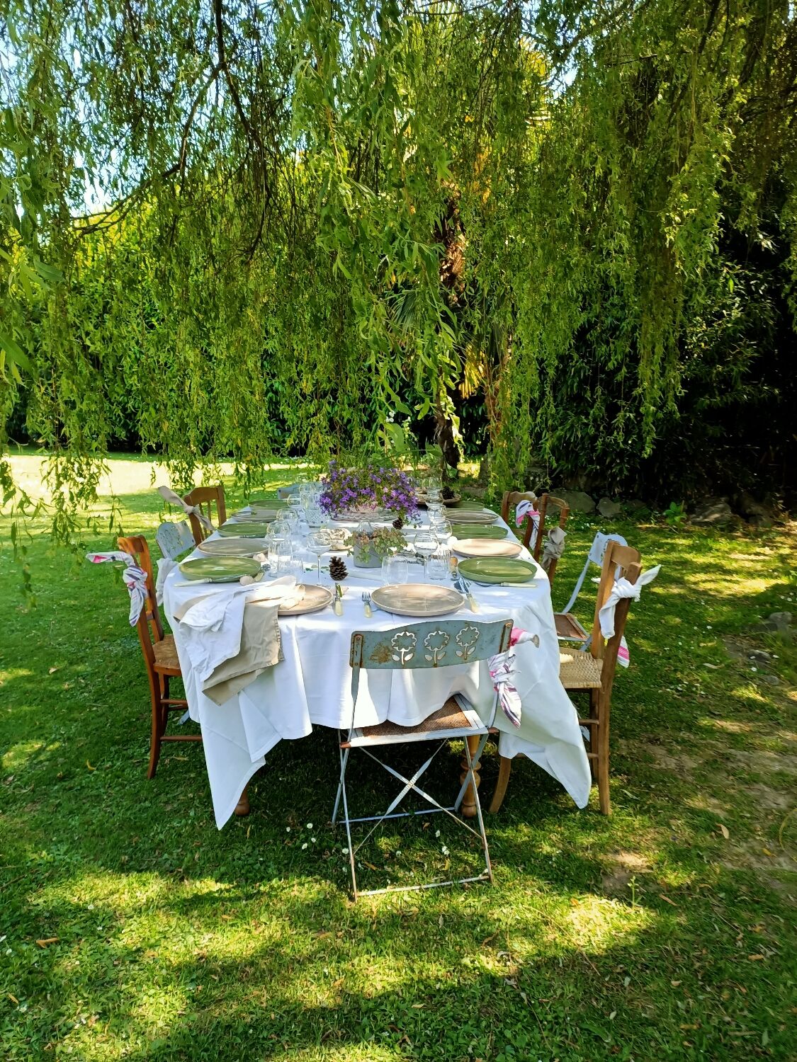 Extendable dining table
