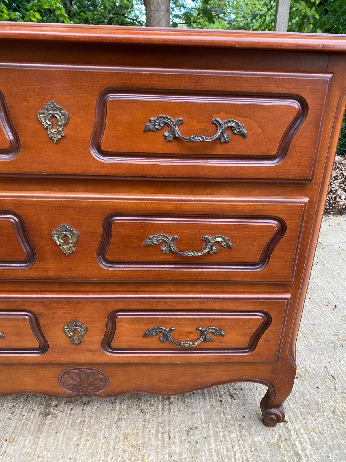Commode en bois massif 3 tiroirs Louis XV