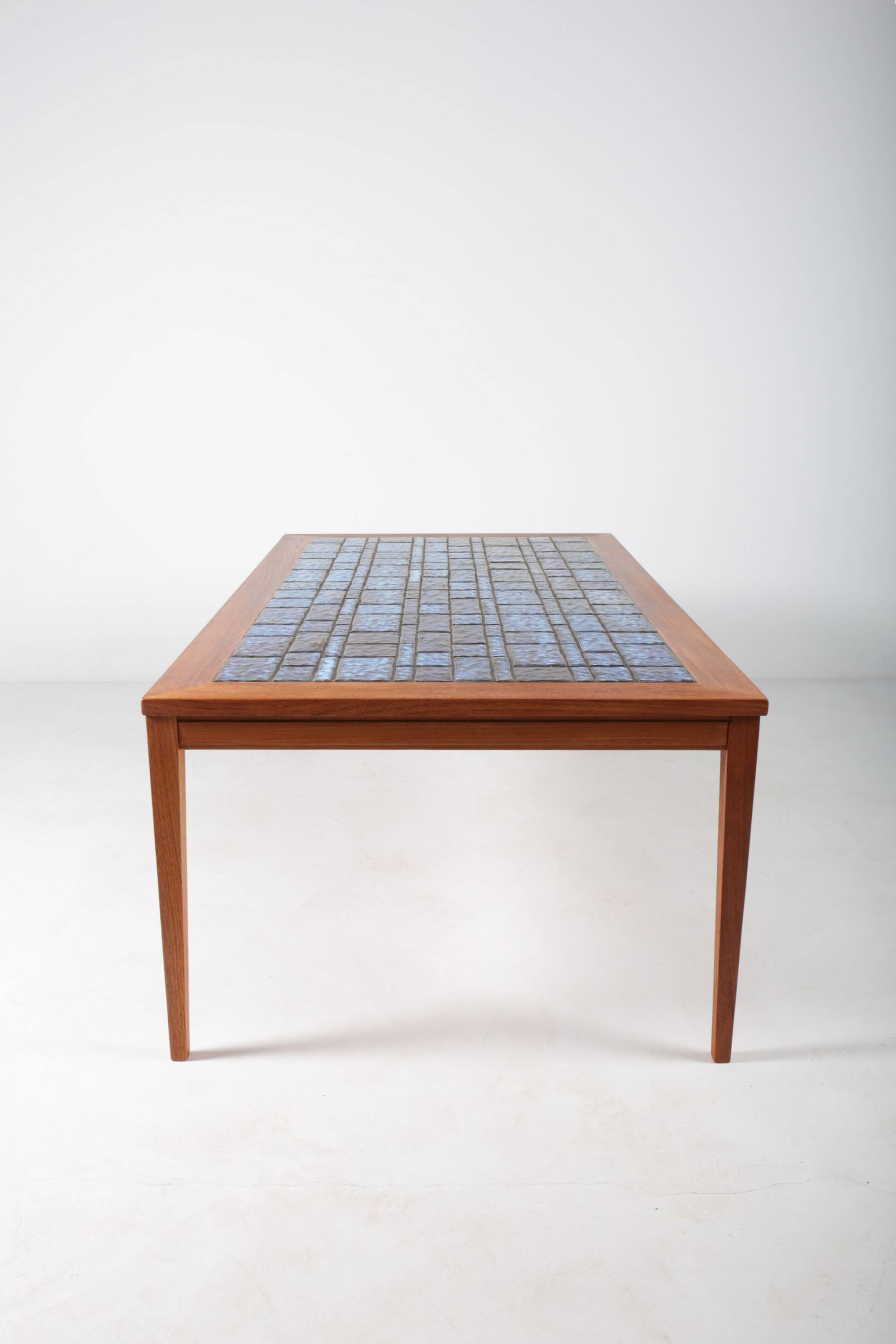 Table basse danoise en teck et céramique bleue