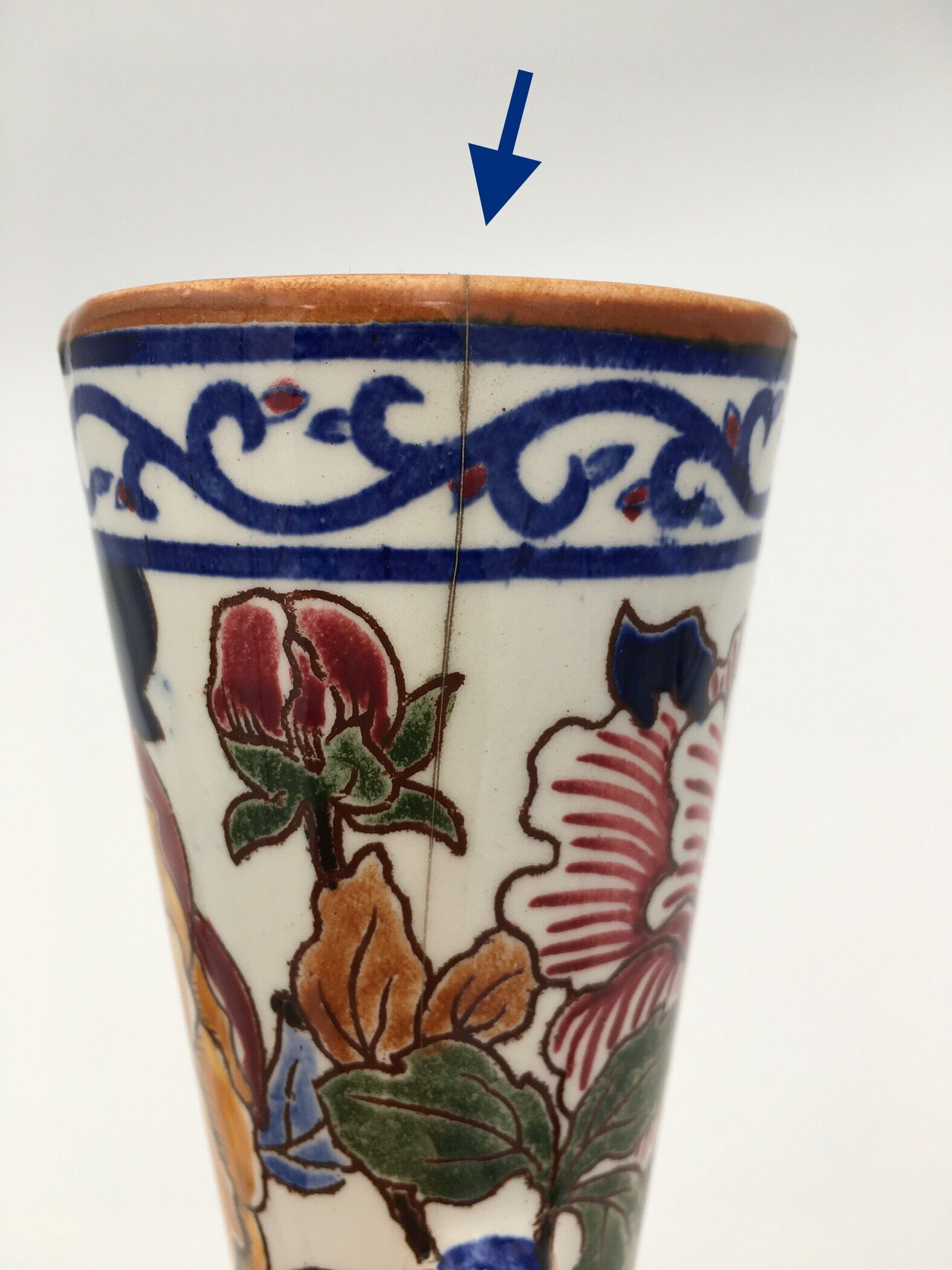Gien's earthenware vase and two cups, "Peonies" decoration, signed GIEN - 20th century