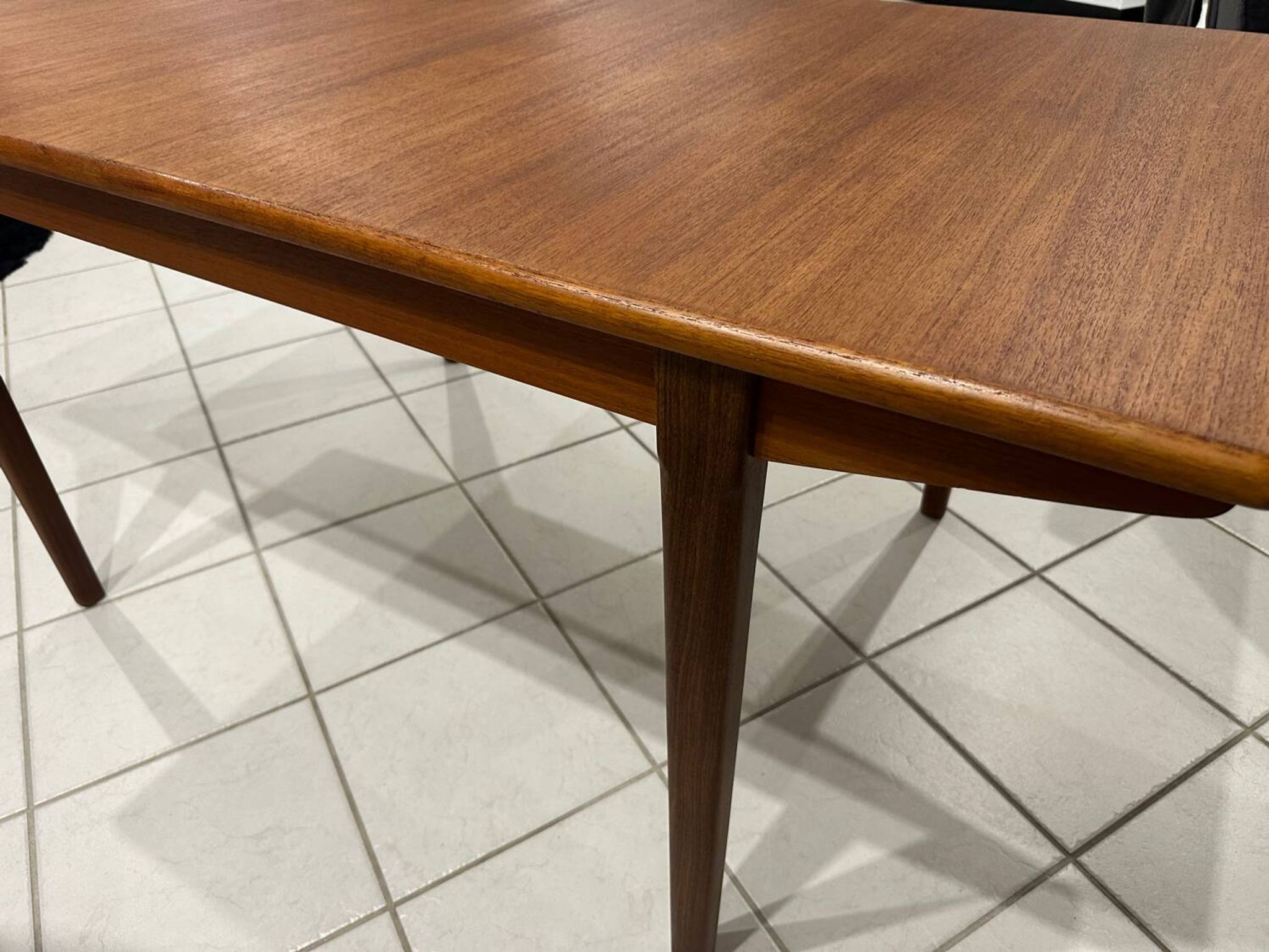 Large extendable Scandinavian table in vintage teak from the 1970s.