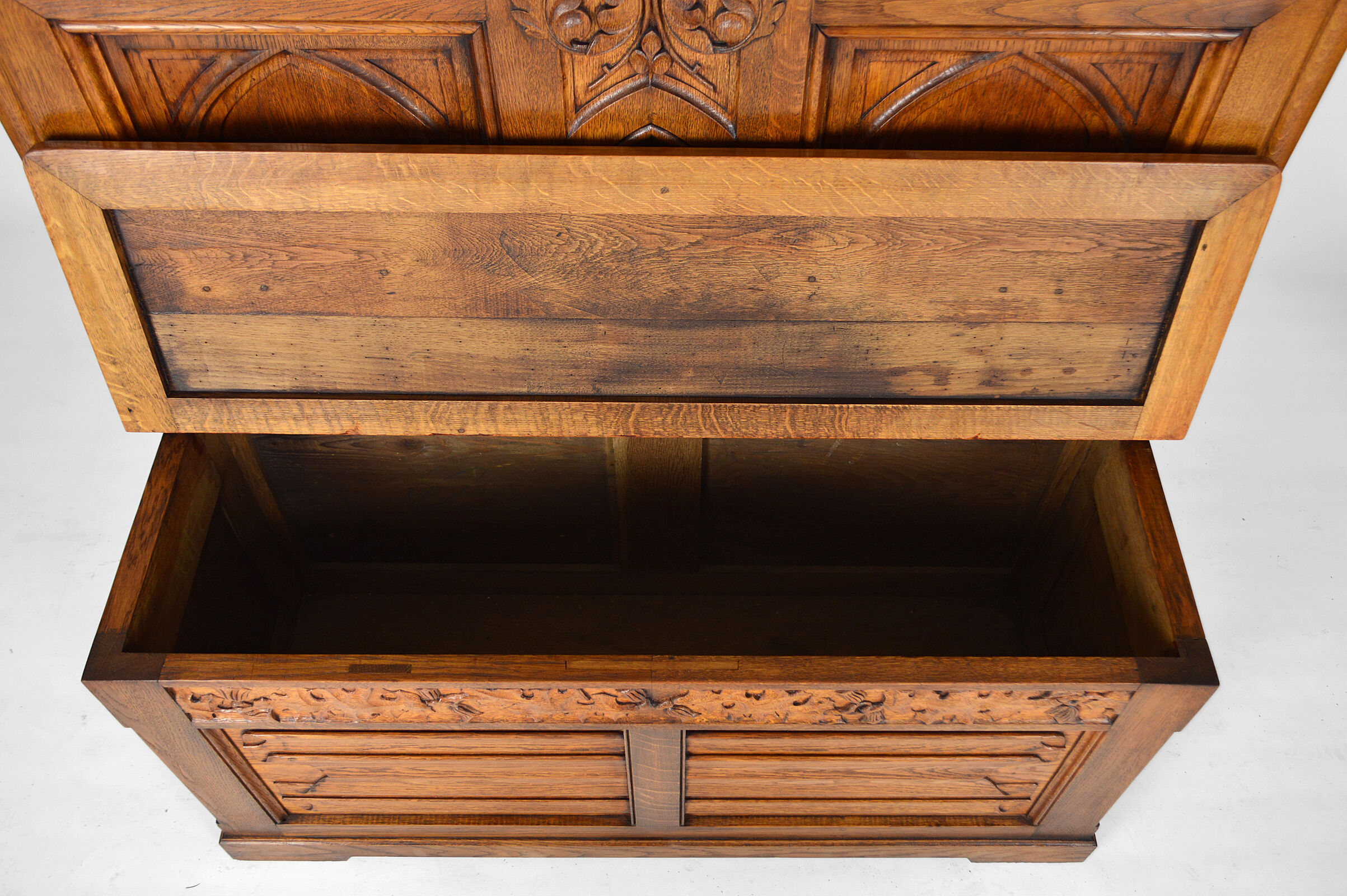 Banc coffre Gothique d'église en chêne sculpté, vers 1880