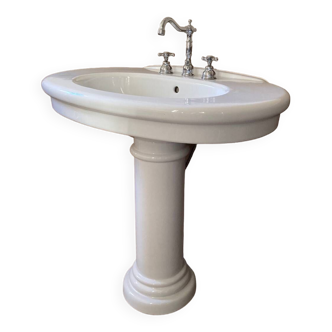 Retro pedestal sink