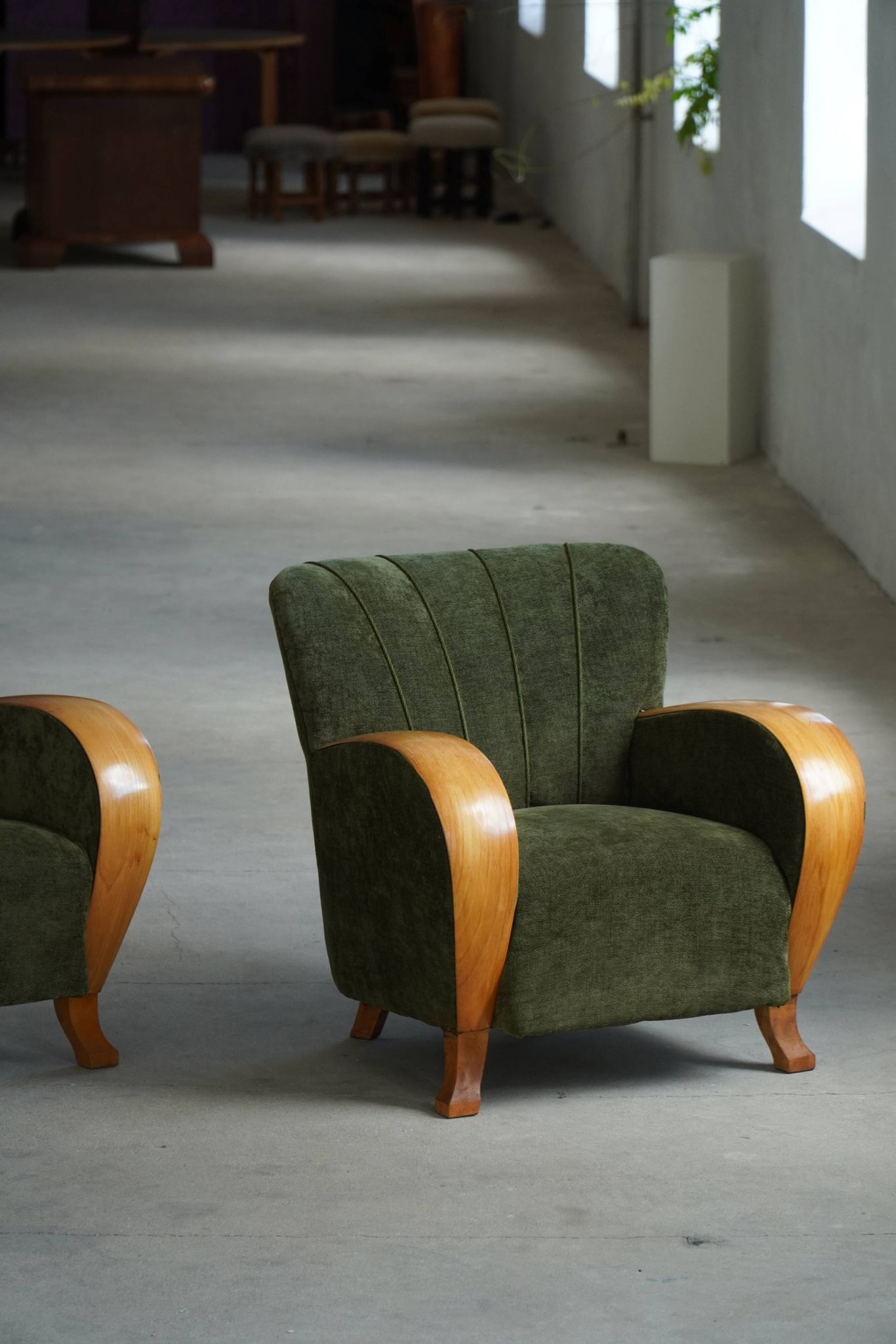 Pair of Danish Art Deco lounge chairs, in elm and green velvet, 1940s.