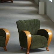 Pair of Danish Art Deco lounge chairs, in elm and green velvet, 1940s.