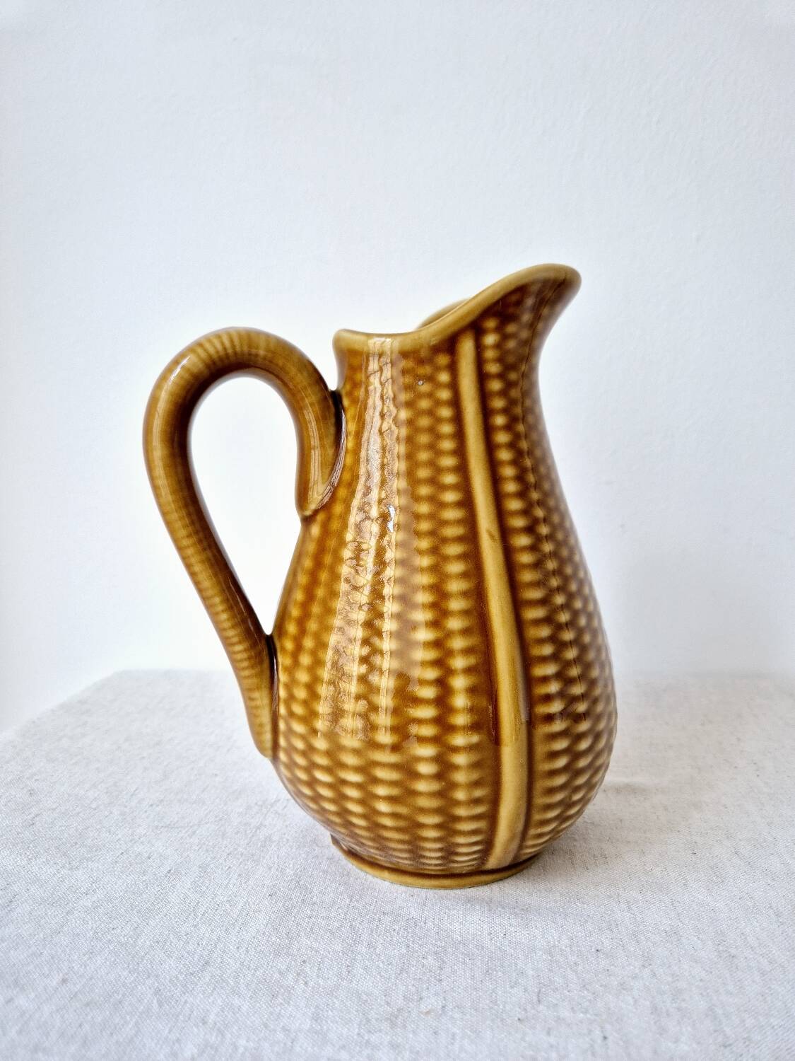 Ceramic "corn grain" pitcher in slip - Vintage