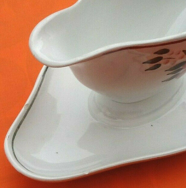 Former flower-decorated faïence HBCM (Hippolyte Boulenger Creil-Montereau)