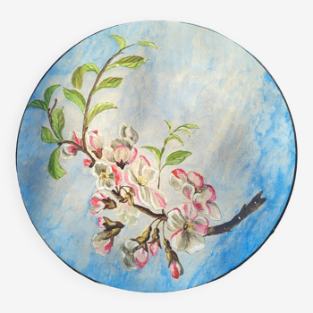 Decorative dish decorated with cherry blossoms