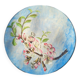 Decorative dish decorated with cherry blossoms