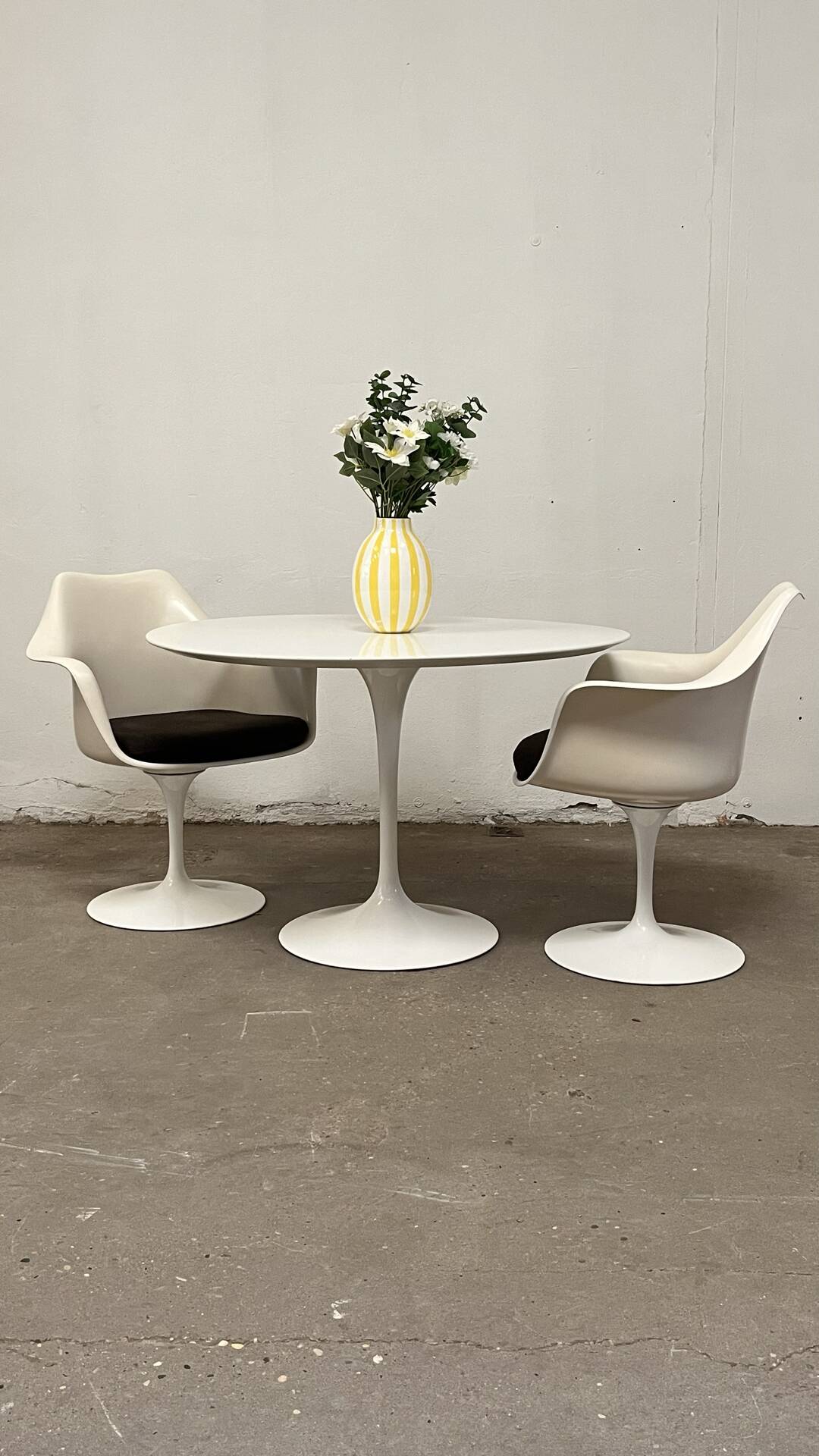 Pair of Tulip armchairs Saarinen Knoll