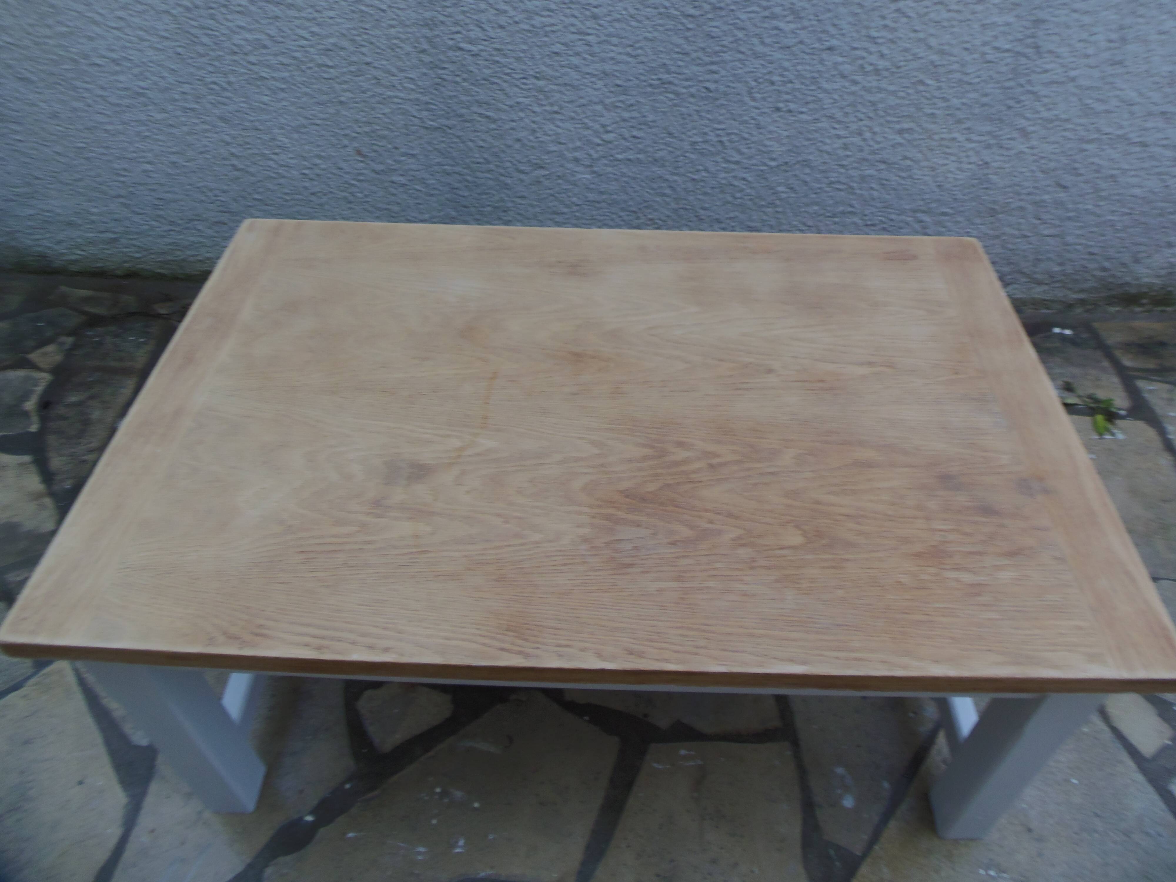 Table basse vintage piètement gris perle, plateau bois.